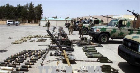 Clip: Phiến quân Syria "cúi đầu", bàn giao vũ khí cho quân cảnh Nga