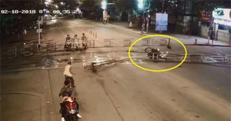 Clip: Phóng xe với “tốc độ bàn thờ”, nam thanh niên nhận “cái kết đắng”