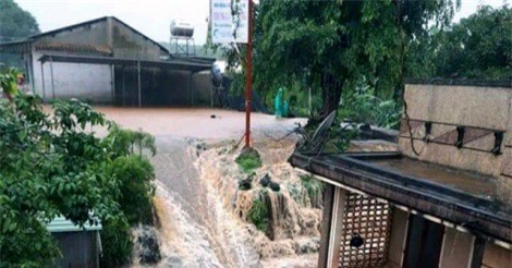 Lũ lớn nhấn chìm hàng chục ngôi nhà, cuốn trôi nhiều tài sản ở Gia Lai