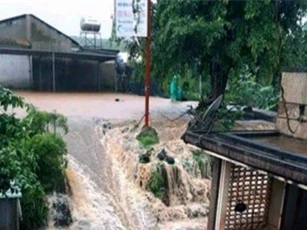 Lũ lớn nhấn chìm hàng chục ngôi nhà, cuốn trôi nhiều tài sản ở Gia Lai