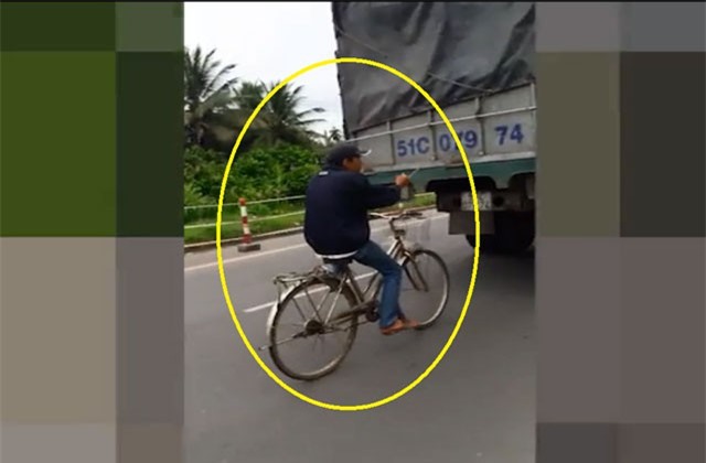 Clip: Bất chấp nguy hiểm, nam thanh niên vừa lái xe đạp vừa… đu theo xe tải