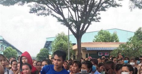 Hàng trăm công nhân ngưng việc yêu cầu nâng giá suất ăn