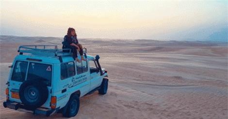 Cô gái Việt như sống trong ảo ảnh giữa sa mạc Sahara