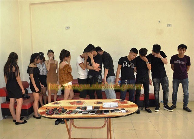 Đột kích quán karaoke, phát hiện 9 thanh niên sử dụng ma túy