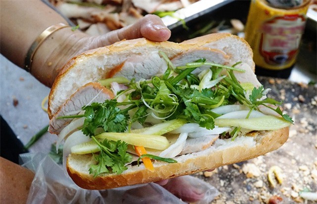 Xe bánh mì Sài Gòn 80 năm: Chỉ bán hơn 3 tiếng mỗi ngày