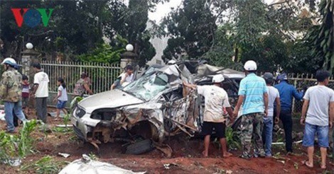 Đâm nát bét ô tô 7 chỗ ngồi, lái xe tải bỏ chạy khỏi hiện trường