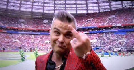 Hành động thiếu văn hóa của nam ca sĩ hát trong lễ khai mạc World Cup 2018