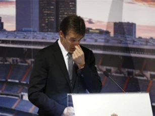 HLV Lopetegui òa khóc trong ngày ra mắt Real