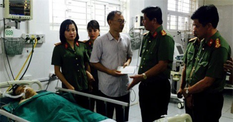 Khám nhà nghi phạm buôn ma túy, Trung úy công an bị đâm thấu ngực