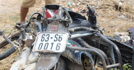 Tàu hỏa đâm văng xe máy, người phụ nữ thoát chết ​