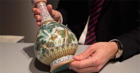 Tình cờ phát hiện bình cổ 432 tỷ đồng trong hộp đựng giày