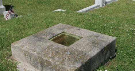 Bí ẩn về ngôi mộ khiến người sống có thể nhìn thấy người chết