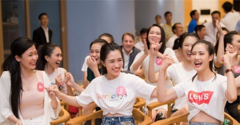 Dàn thí sinh Hoa hậu Việt Nam 2018 hết mình cổ vũ World Cup 2018