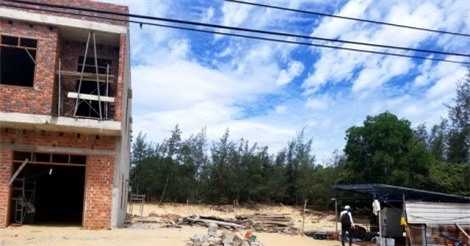 Đang ngủ ở lán trại, vợ chồng bị xịt hơi cay cướp vàng