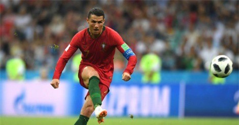 Lập hat-trick, Ronaldo sánh ngang với Pele, Klose