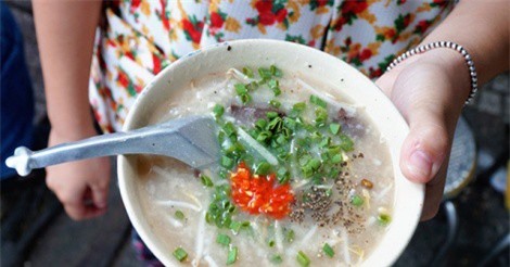 Quán cháo sau 40 năm ở Sài Gòn giá vẫn 5.000 đồng một tô