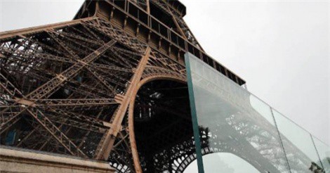 Tháp Eiffel "mặc giáp chống đạn"
