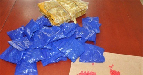 Giấu gần 6.000 viên hồng phiến trong bì lúa