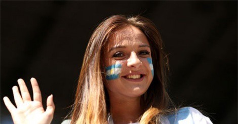 Ngắm vẻ đẹp khó cưỡng của các nữ CĐV Argentina và Iceland