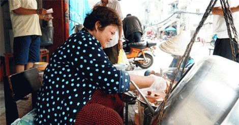 Quán cháo lòng sau 80 năm vẫn bán trên gánh ở Sài Gòn