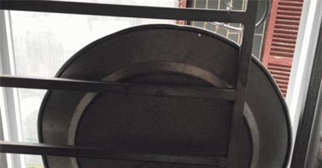 Vợ không cho sắm đồ xịn, chồng chế mâm thành ăng-ten xem World Cup