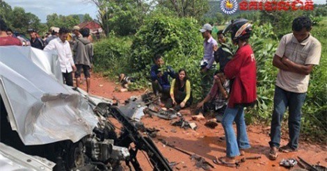 Xe chở Hoàng thân Campuchia bị taxi đâm trực diện