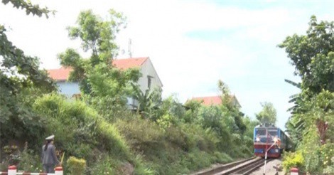 Vụ tàu hỏa dừng khẩn cấp: Kỷ luật nữ nhân viên gác chắn đau bụng