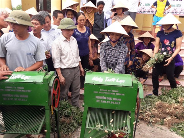 Bắc Giang: Máy tuốt lạc cho nông dân – cơ giới hóa trong việc bứt củ lạc khỏi cây ở Việt Nam