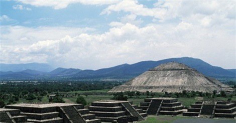 Bí ẩn đường hầm dưới chân kim tự tháp Mặt Trăng