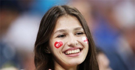“Cuộc chiến nhan sắc” giữa fan nữ tuyển Anh và Tunisia 