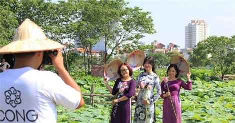 Kiếm bạc triệu từ những dịch vụ "ăn theo" mùa sen