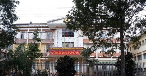 Nữ thư ký tòa án bị tố tát người ngay tại tòa