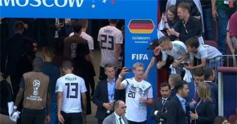 Selfie với fan sau trận thua, 'soái ca' ĐT Đức bị chỉ trích