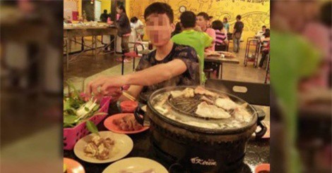 Thanh niên giả nghèo để ăn xin rồi chễm chệ ngồi ăn ở nhà hàng sang trọng