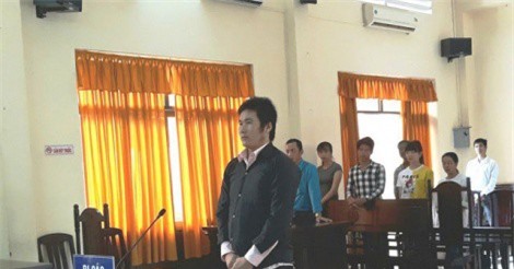 20 năm tù cho người chồng dùng 2 con dao đâm vợ tử vong