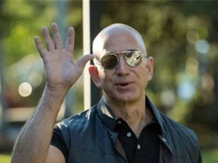 Jeff Bezos vừa đạt được kỷ lục mà Bill Gates cũng chưa từng làm được