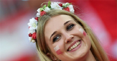 Mê đắm với nhan sắc CĐV nữ Ba Lan