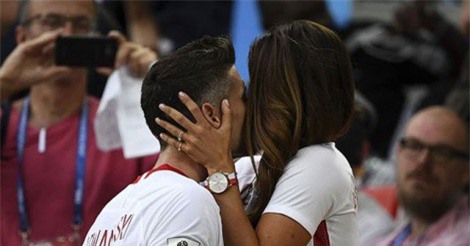 Thua đau Senegal, Lewandowski được vợ an ủi ngay trên sân