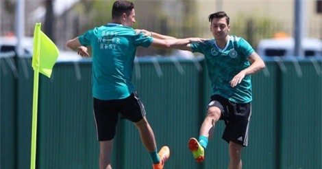 Các học trò đòi HLV Joachim Low “trảm” Ozil