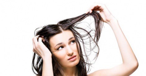 Cách giúp tóc thoát khỏi tình trạng bết dầu ngày Hè