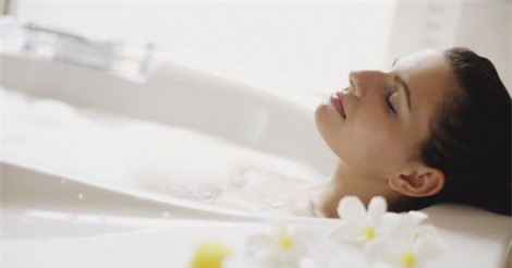 Cách pha nước tắm giúp thư giãn da hiệu quả