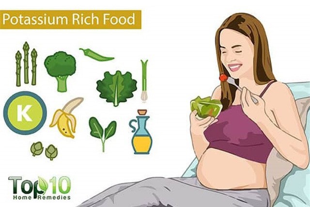 Những mẹo hay giúp giảm phù nề chân cho bà bầu