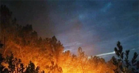Cháy rừng thông giữa trưa, hàng trăm người đội nắng dập lửa