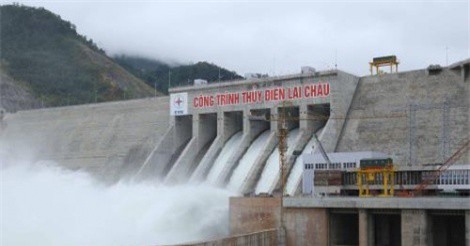 Gắn biển “Chào mừng 60 năm ngành xây dựng” cho Thủy điện Lai Châu