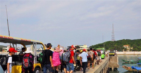 Mất điện dài ngày sau sự cố sét đánh trúng đường điện ở đảo Cô Tô