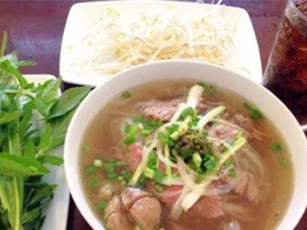 Những quán ăn vỉa hè đông nghịt khách ở Sài Gòn