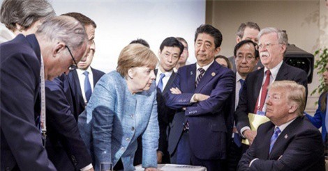 "Ông Trump ném kẹo cho bà Merkel khi tranh cãi nảy lửa ở G7"