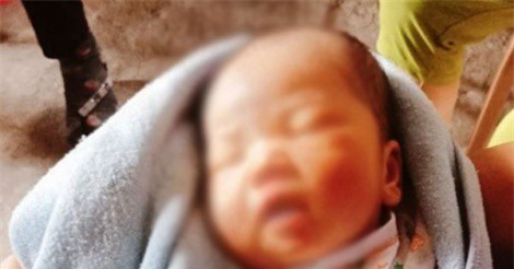 Phát hiện bé gái 10 ngày tuổi bị bỏ rơi giữa cầu