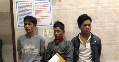 Bắt quả tang nhiều đối tượng vận chuyển pháo nổ và ma tuý