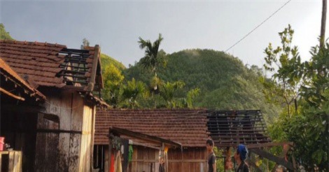 Lốc xoáy càn quét phá hỏng 100 nhà dân ở Quảng Ngãi